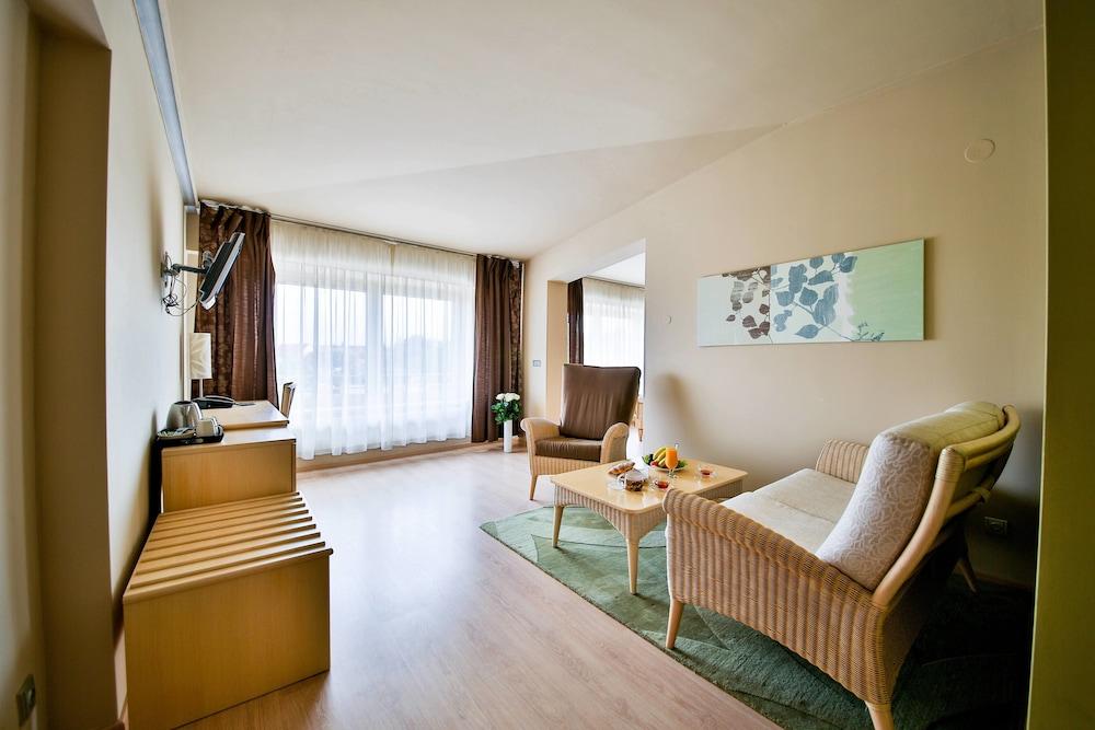 Modra Stodola Contactless Check-In Hotell Horoměřice Exteriör bild