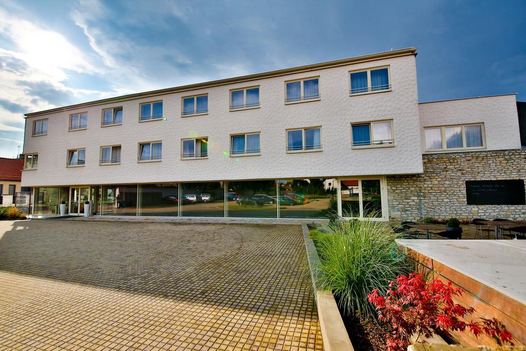 Modra Stodola Contactless Check-In Hotell Horoměřice Exteriör bild